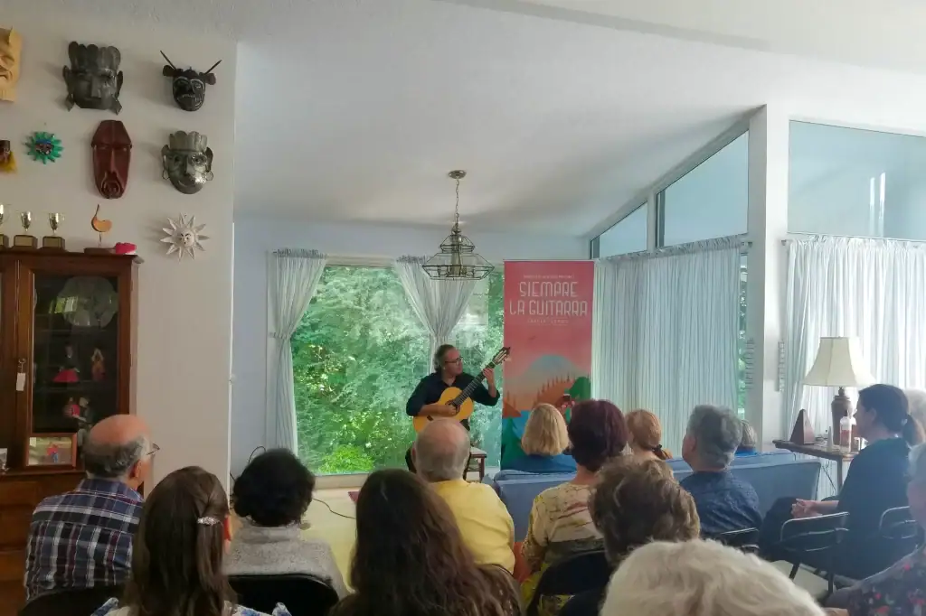 Alfredo Muro preforming at Siempre La Guitarra - Graphicsbyte